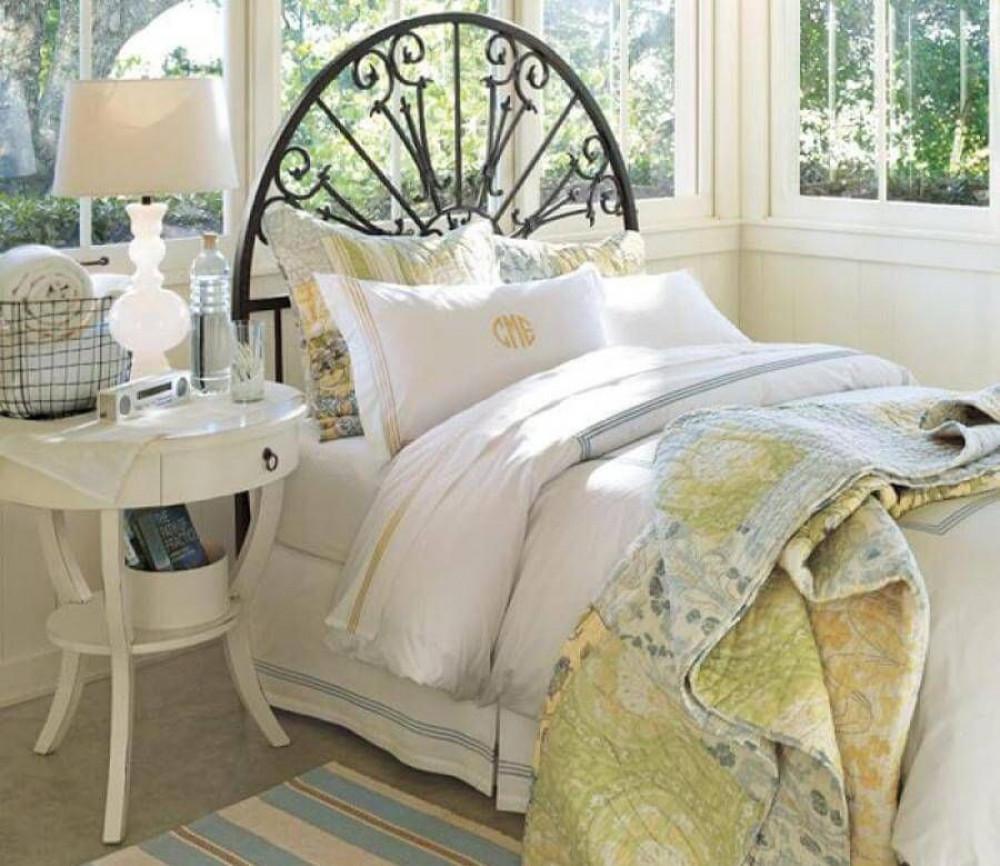 Кокетно бяло нощно шкафче