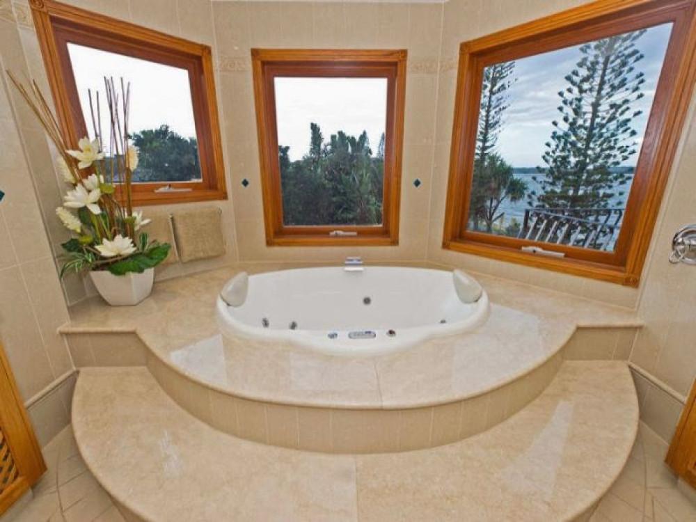 10 забележителни бани от мрамор