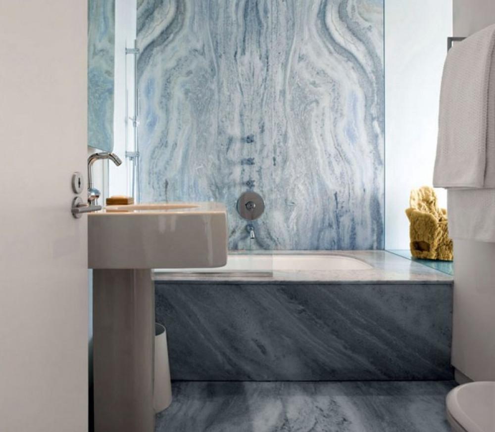 Аристократична мраморна баня в сиво и синьо