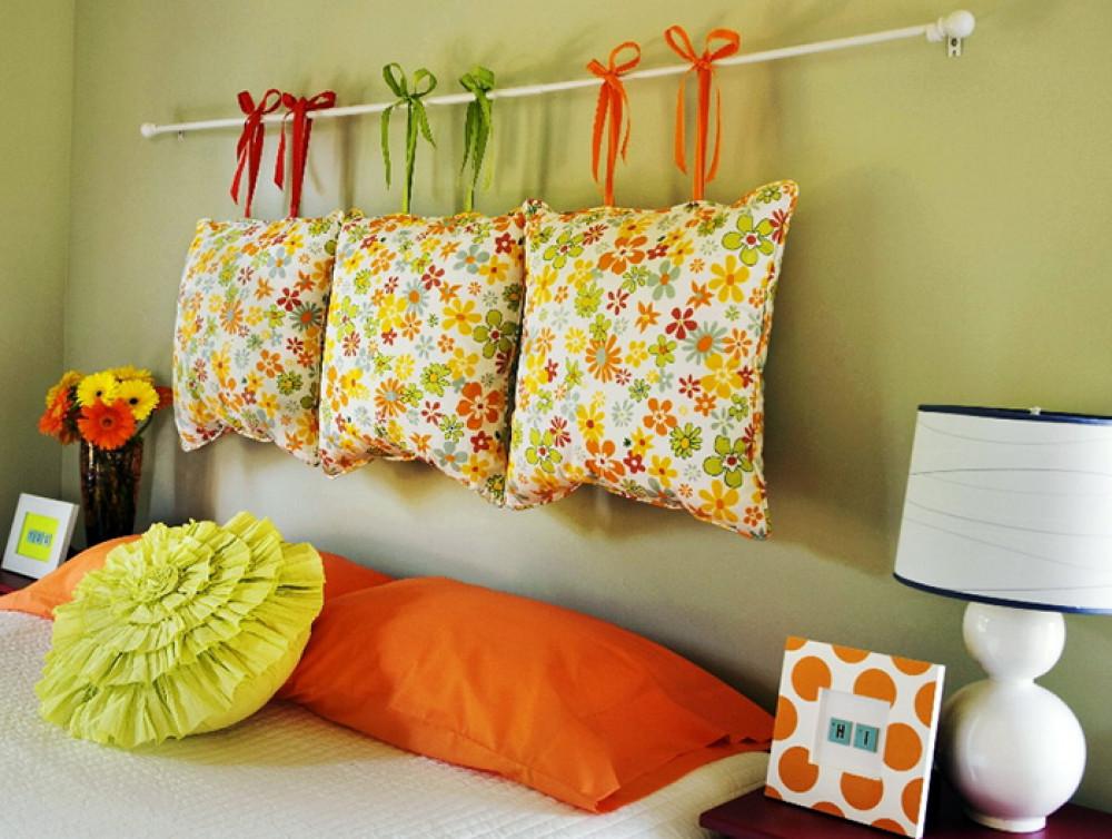 Три шарени възглавници в едно табло за легло
