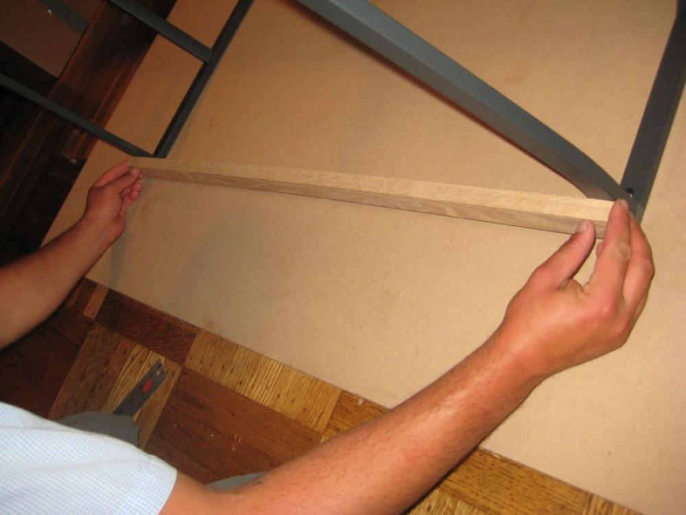 Стъпка 5: Закрепете дъската за подпорите