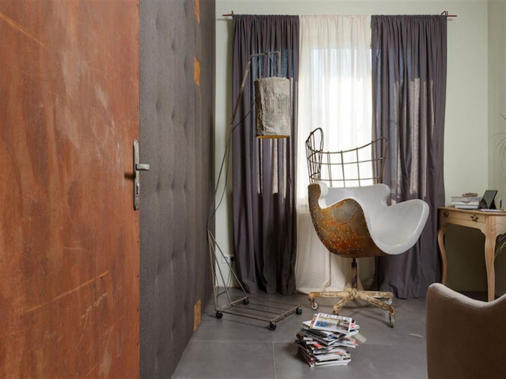 Офисът е практичен и артистичен