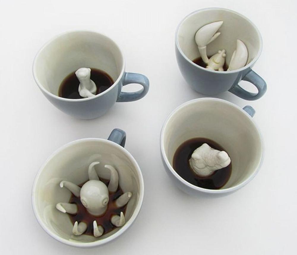 Нещо е пропълзяло в чашата ми!