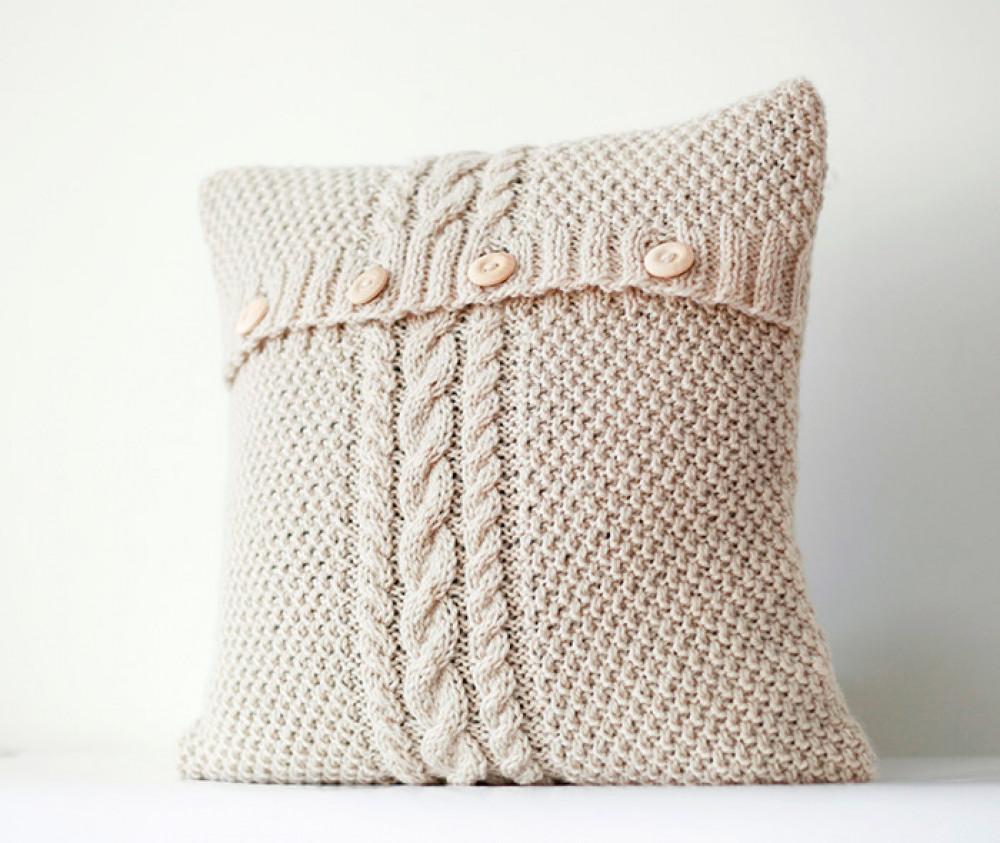 "Облечете" декоративните възглавнички в стари пуловери