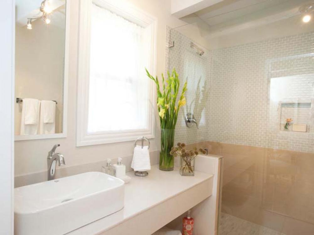 Почистване на мивката в банята