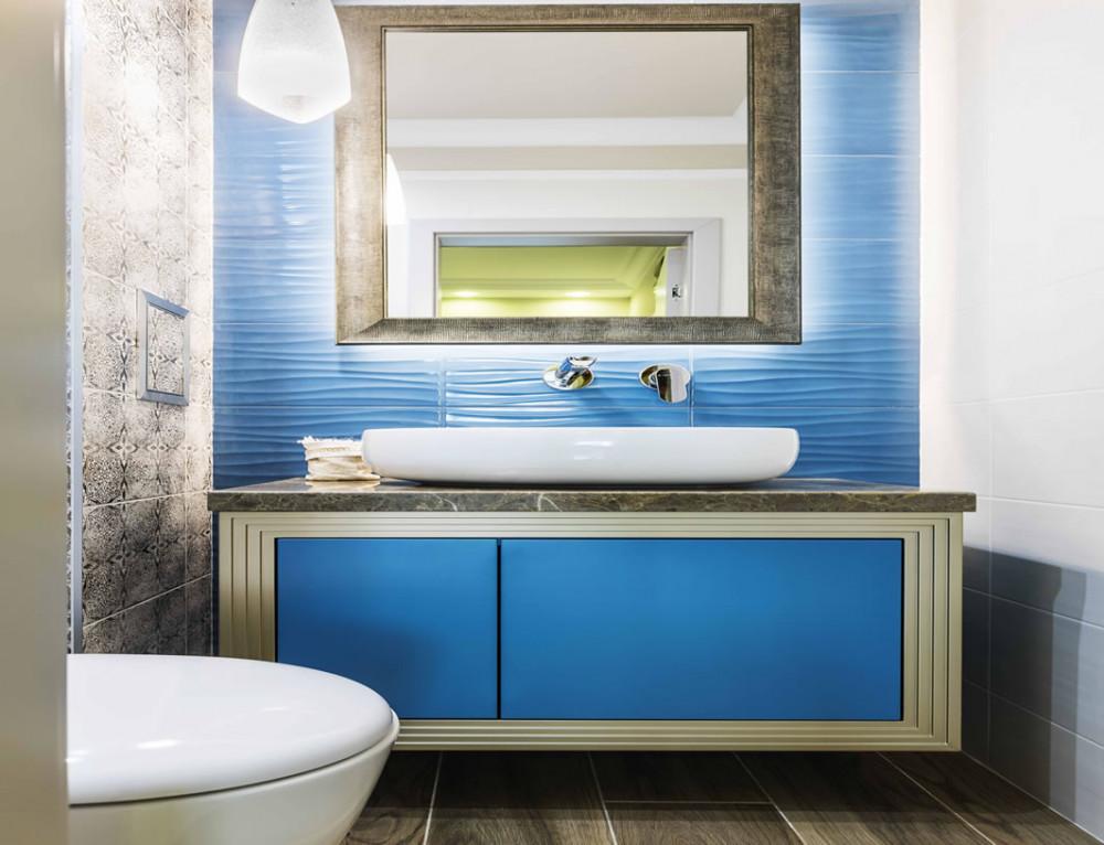 Синя пролет в родителската тоалетна