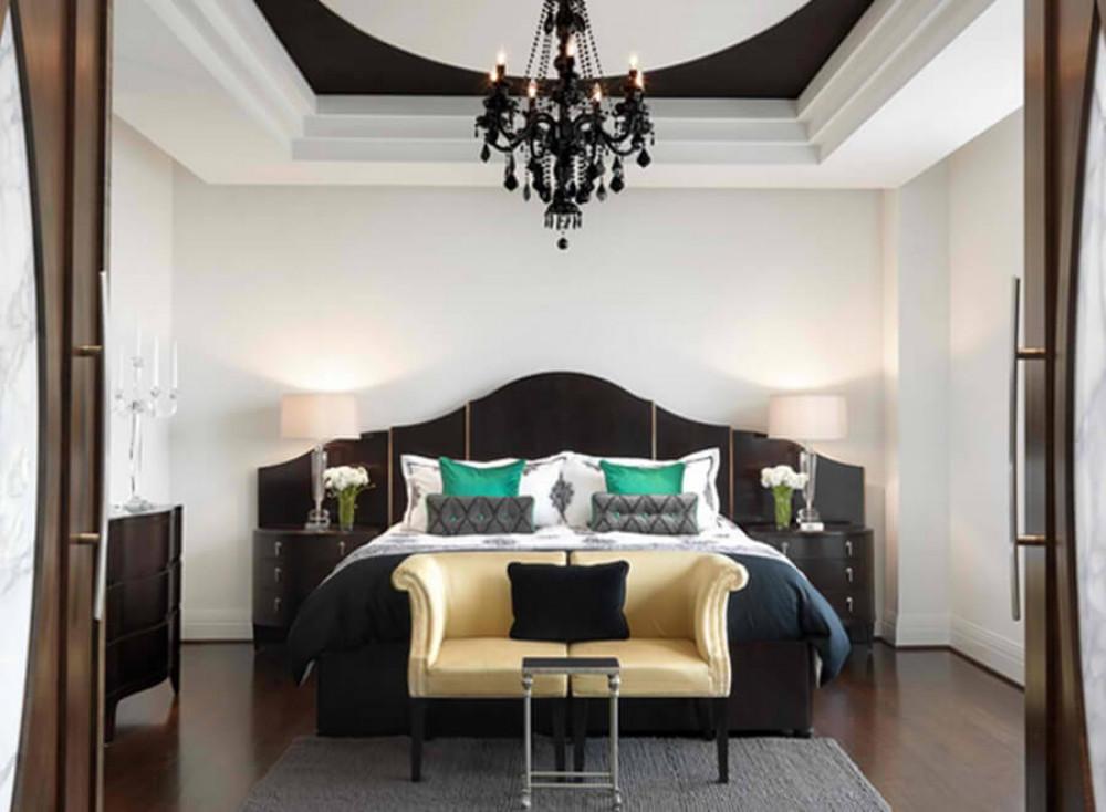 Загадъчна спалня с готически привкус