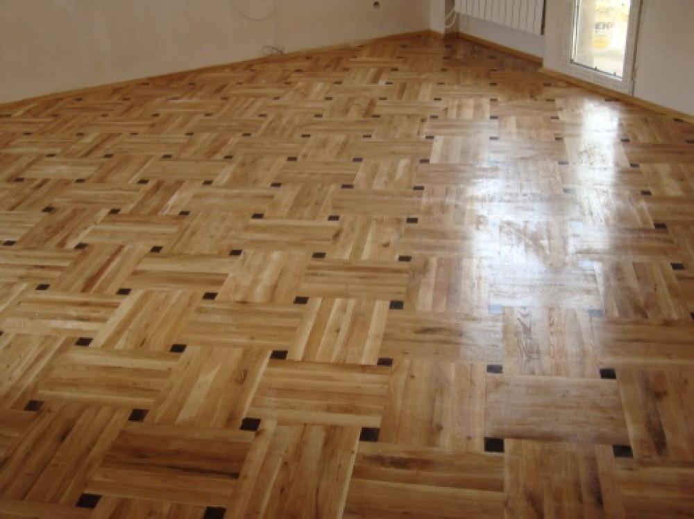 А в спалните е положен новият паркет и са сложени первази: