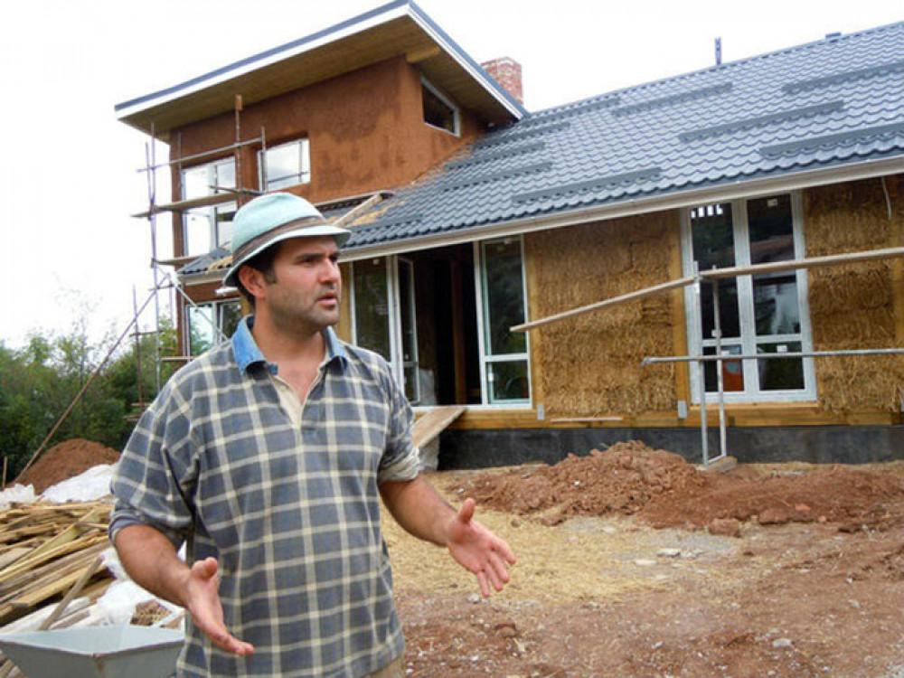 Живот в сламена къща