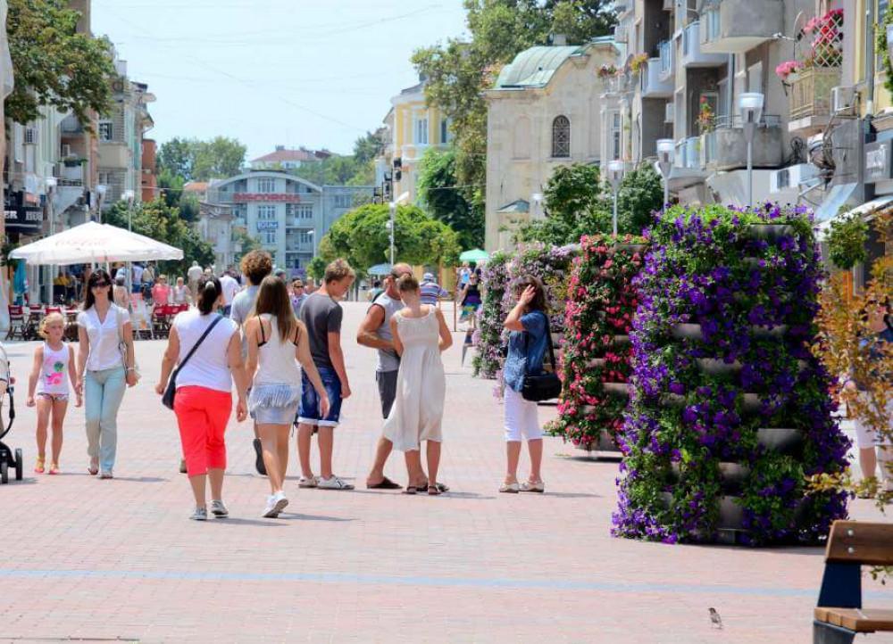 Служители от общинска полиция също следят за спазване на реда