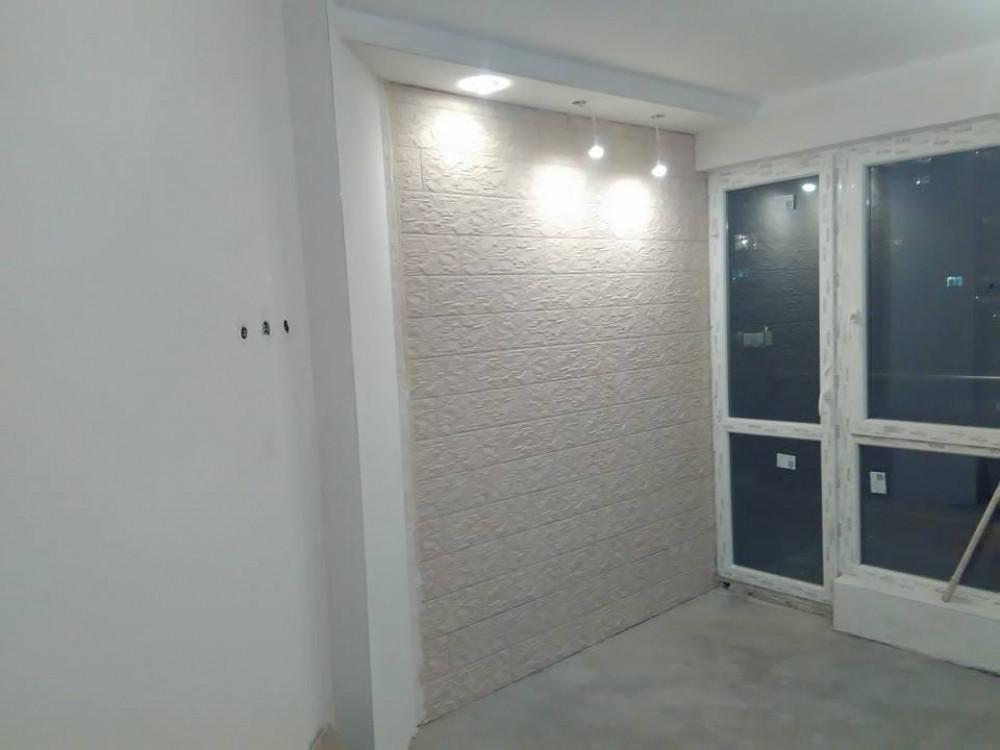 стена камък и осветление