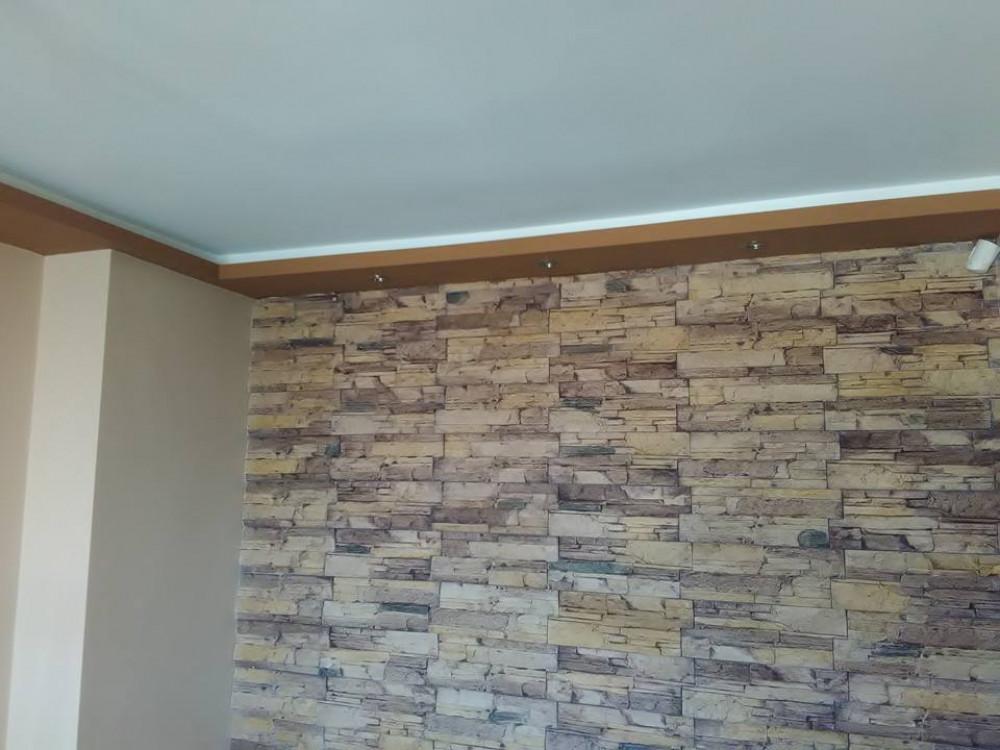 стена камък и осветление