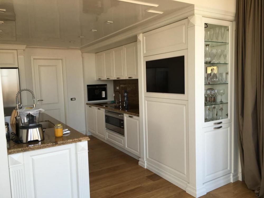 Кухня с шкаф с вграден телевизор