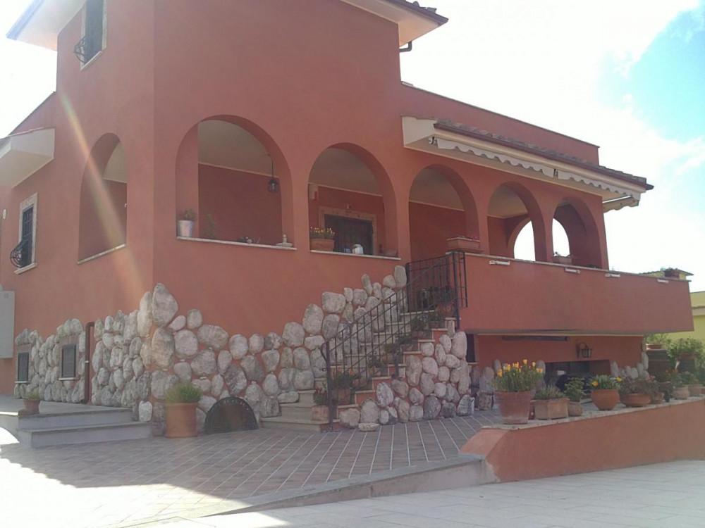 Измазване, боядисване, лепене на декоративен камък