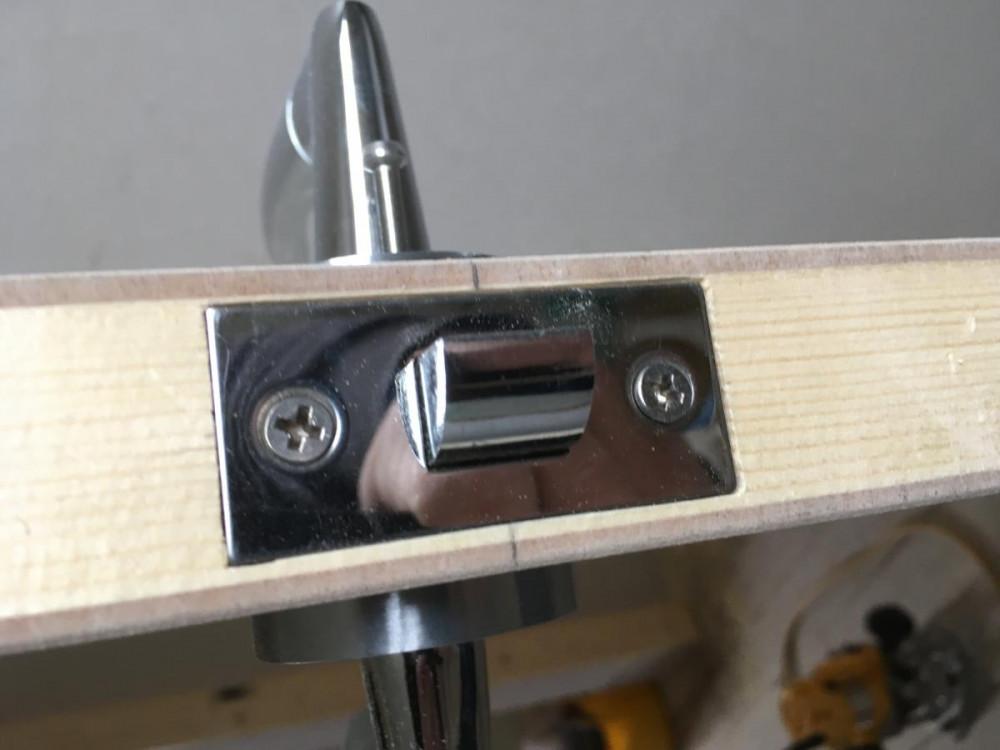 Поставяне н патрон вкопан във вратата