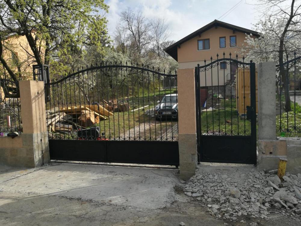 плъзгаща врата и единична врата