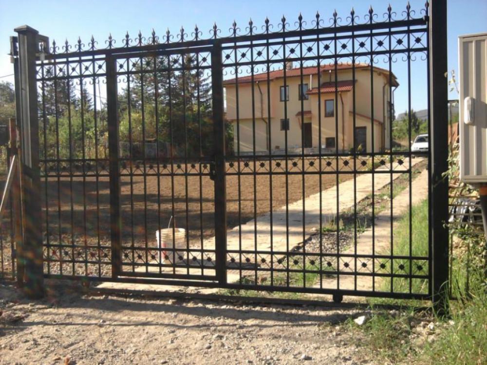 Плъзгаща дворна врата