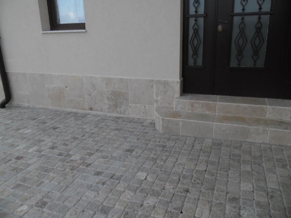 Облицовка с травертин и гнайс