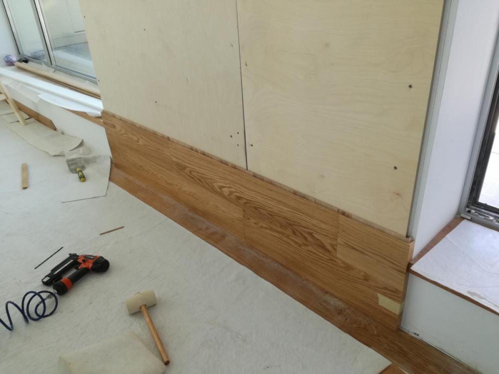 Стена с паркет