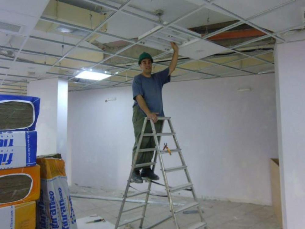 Монтаж на луминисцентни тела на окачен таван.