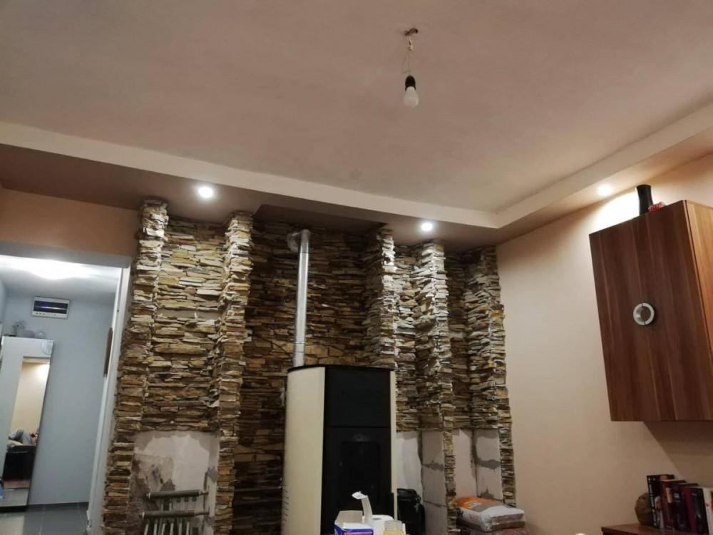 Естествен камък