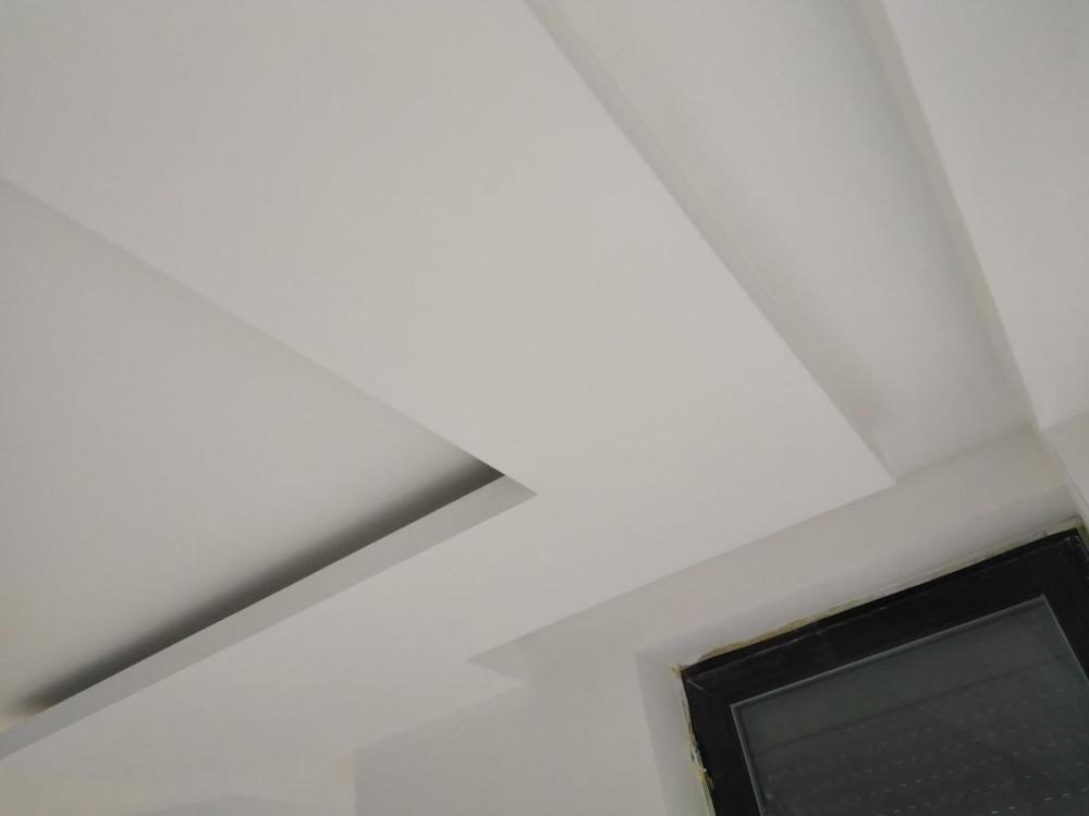 Скрито осветление с ниша за корнизите.