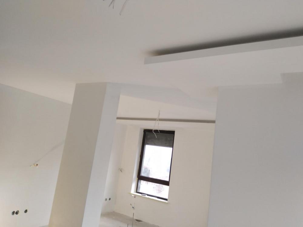 Скрито осветление с ниша за корниз.