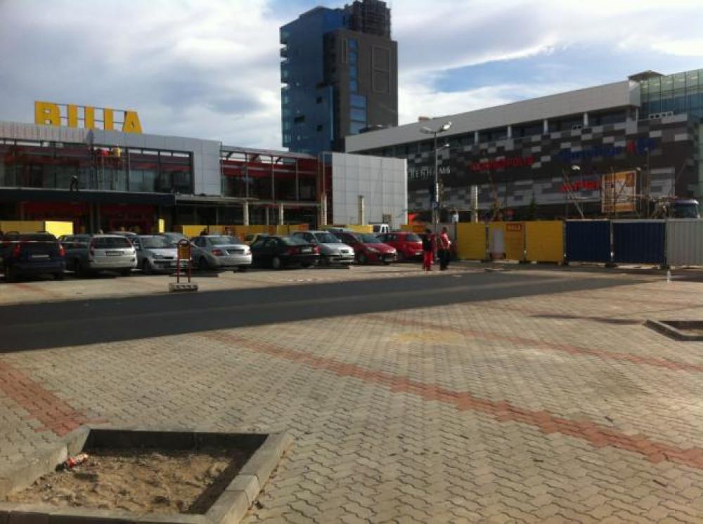 Полагане на павете на паркинг пред БИЛА