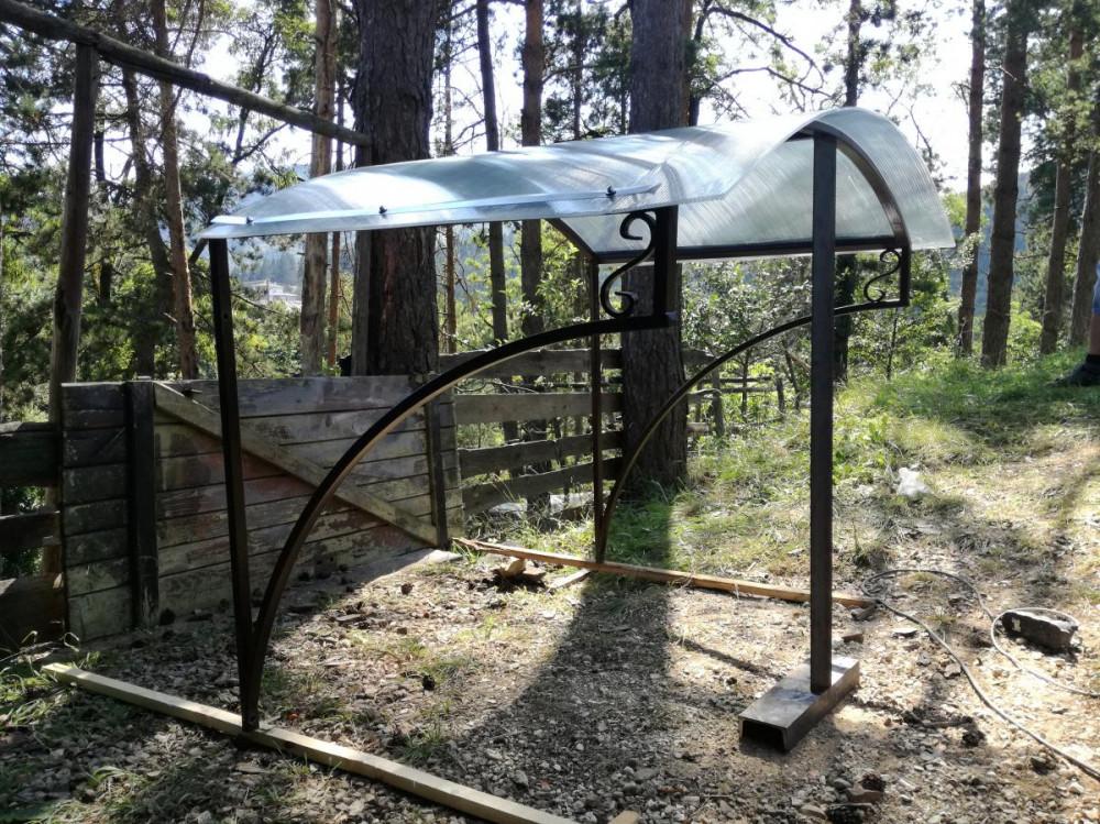 Навес над входна врата.