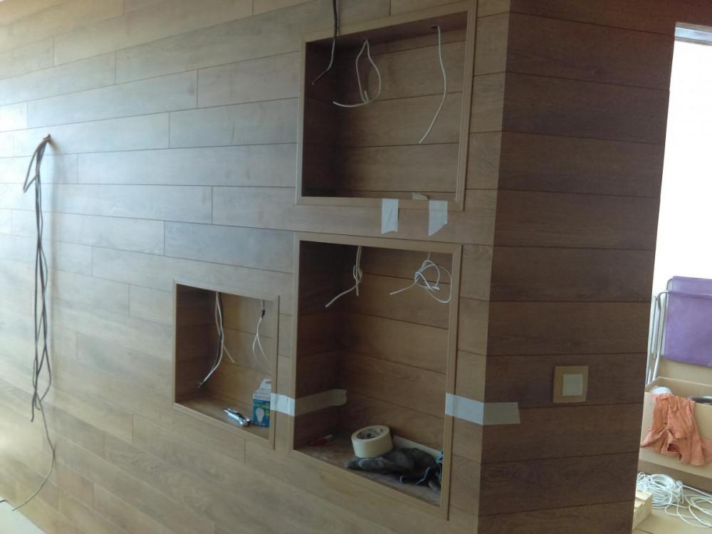 Стена с ламиниран паркет