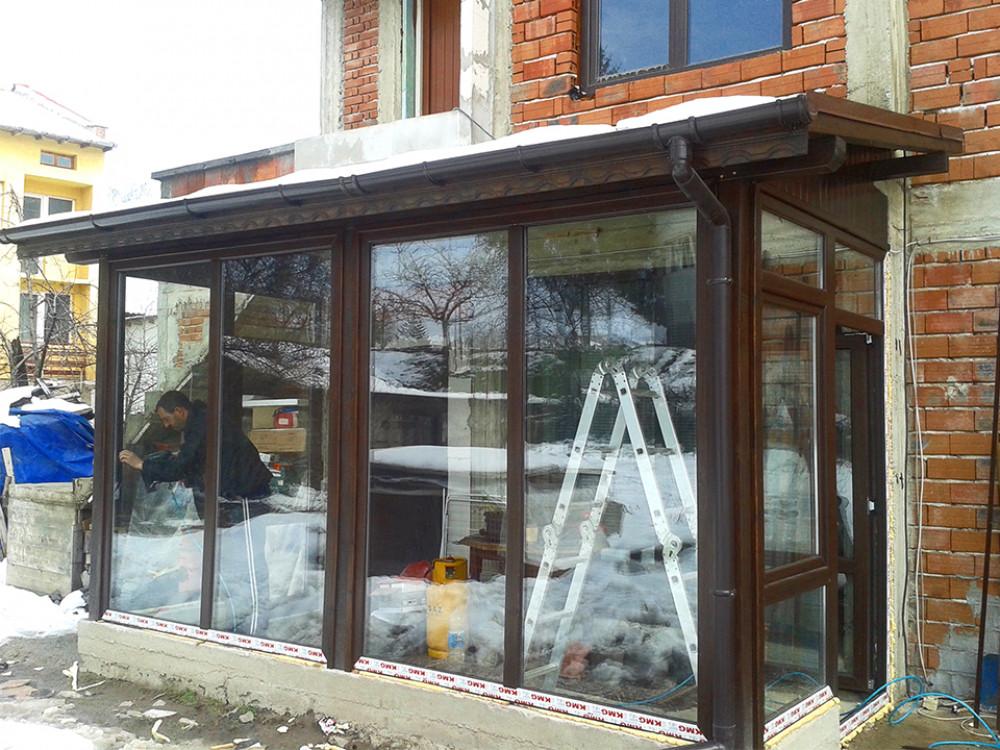 Дървен навес, остъклен с PVC дограма в гр. Панагюрище