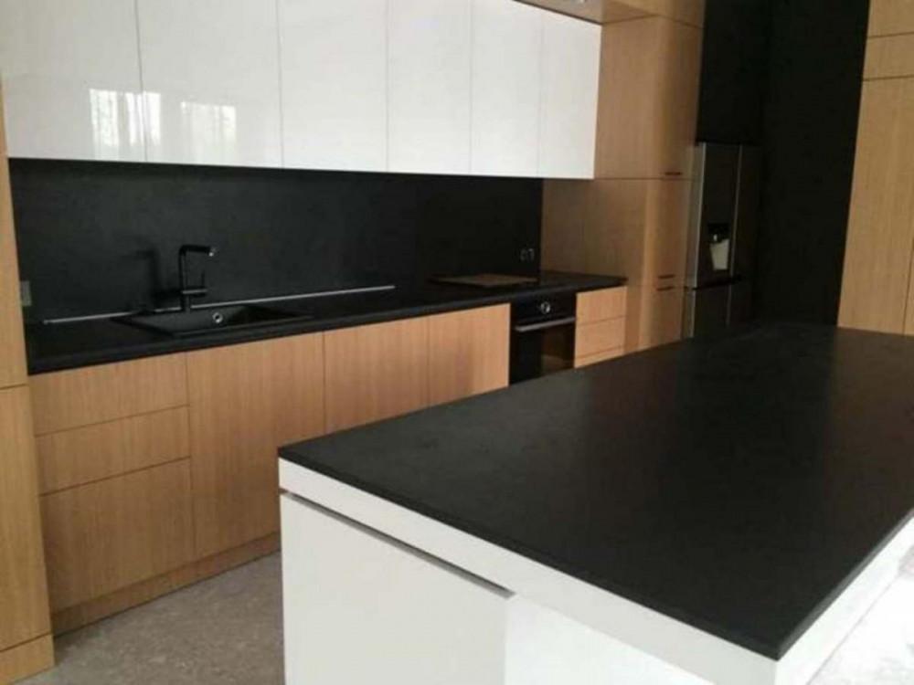 Кухня с плот от технически камък