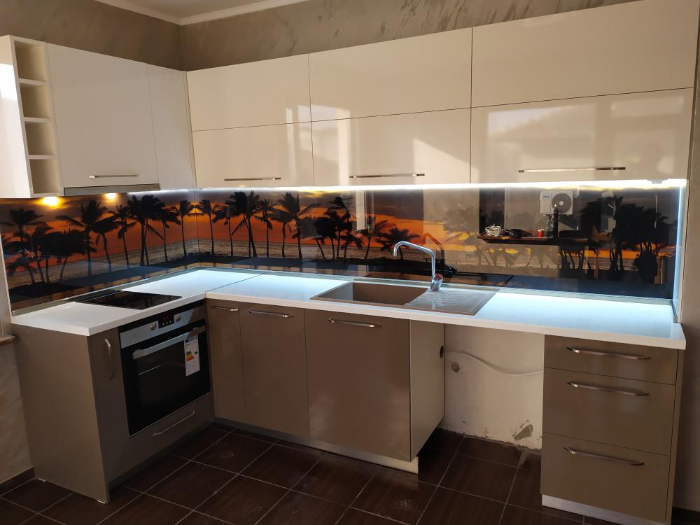 Кухня в гланц с принт стъкло