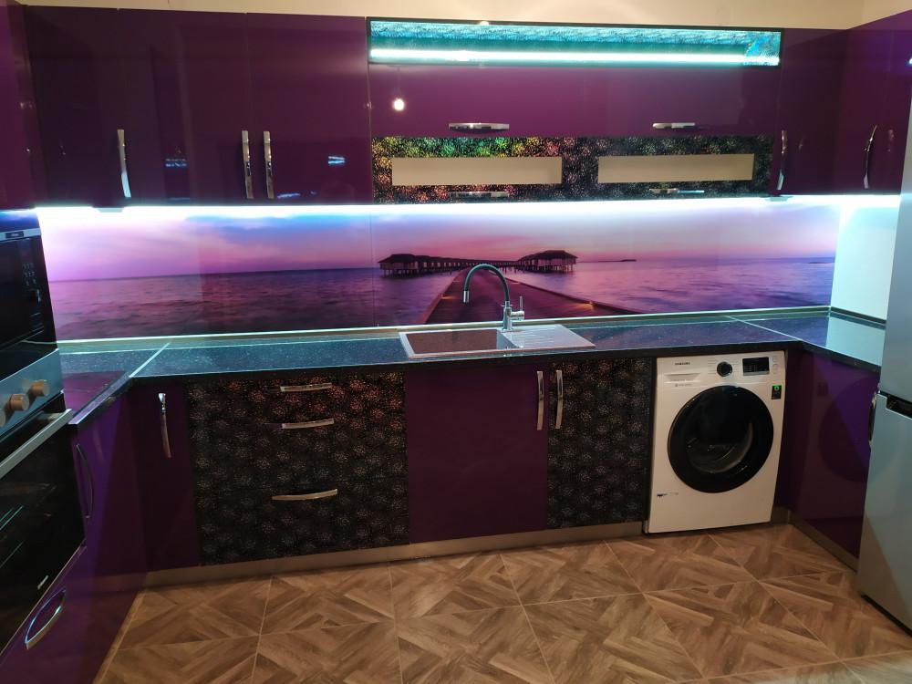 Кухня в лилаво и черно