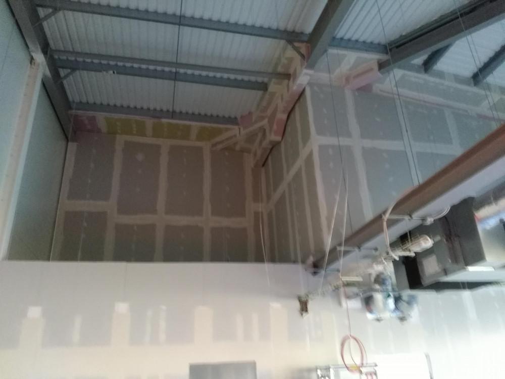 преградни стени в индустриална сграда