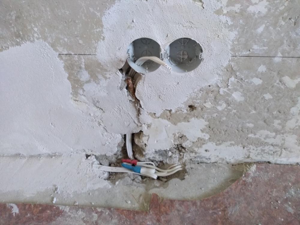 Добавяне на контакти в панелна стая