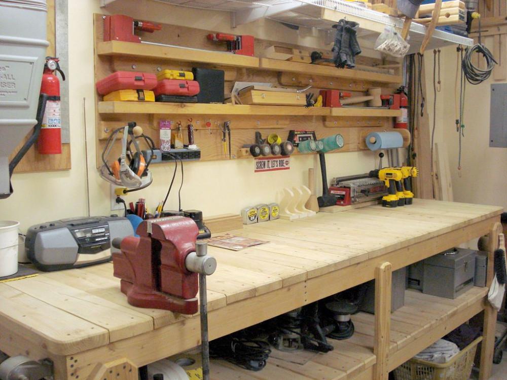 Основен център в работилницата е работната маса или плот