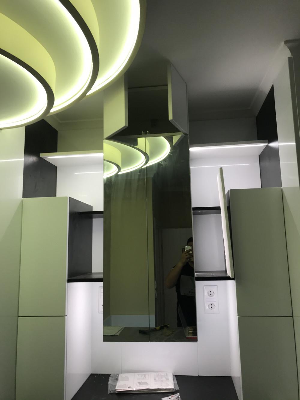 Шкаф с вградено осветление