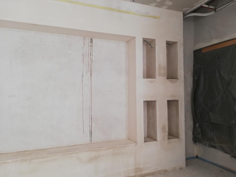 Предстенка със обръщане и монтаж на отвори за рафтове