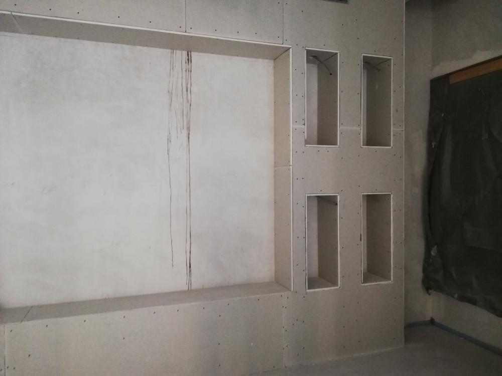 Предстенка със обръщане и монтаж на отвори за рафтове