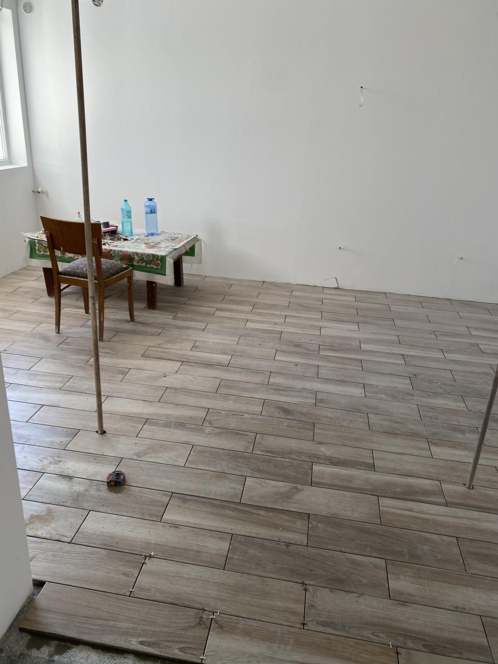 Лепене на Плочки в хола с трапезария