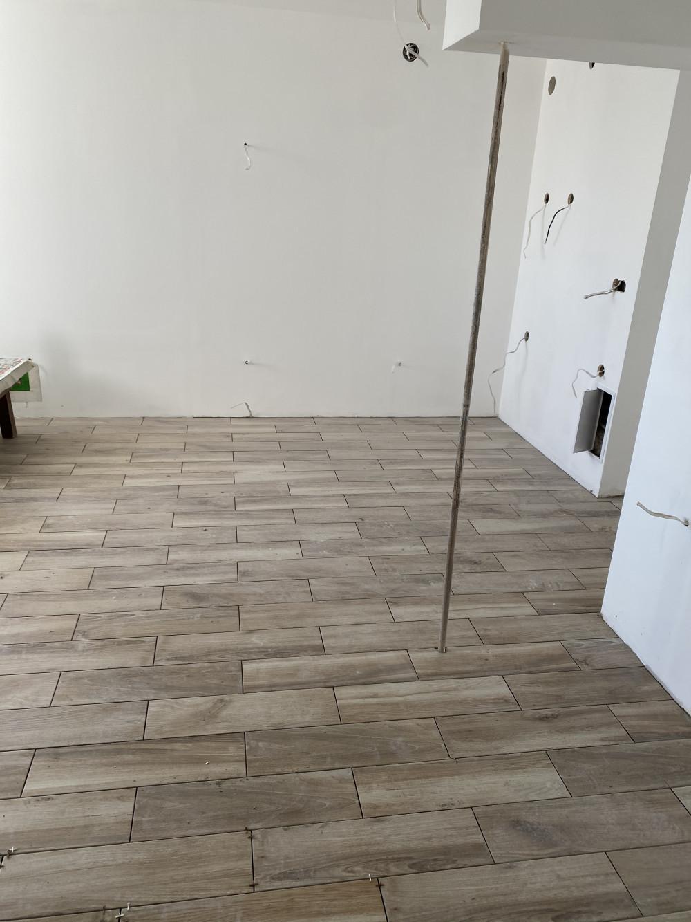 Лепене на Плочки в хола с трапезария