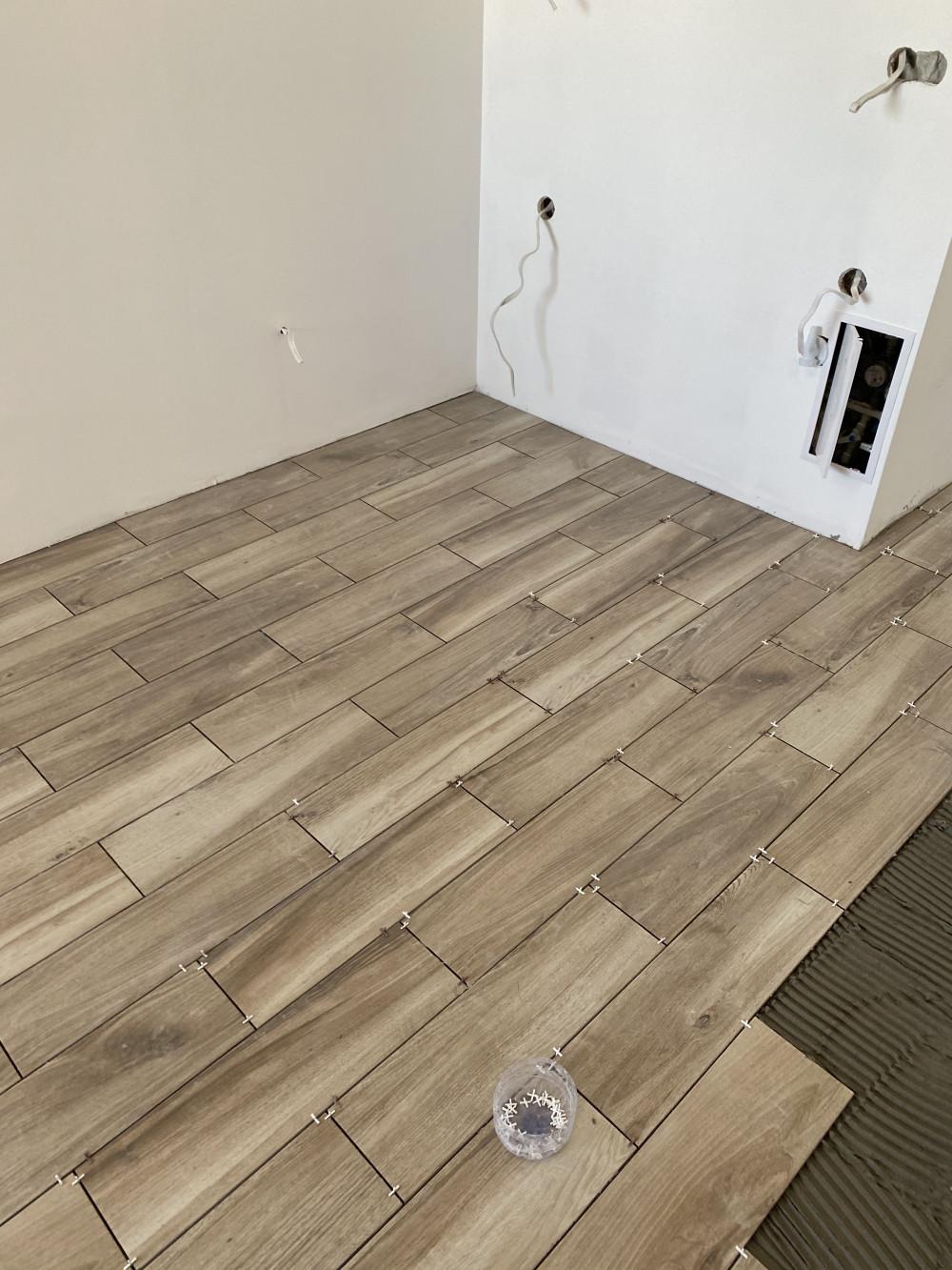 Лепене на Плочки в хола с трапезария