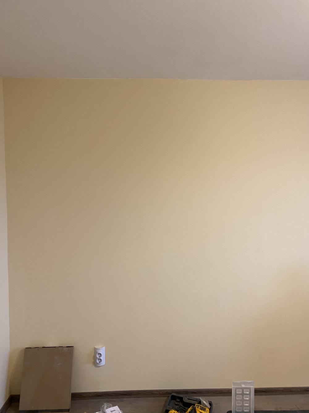 Шпакловка боя и ламинат и монтаж на нови контакти в хола