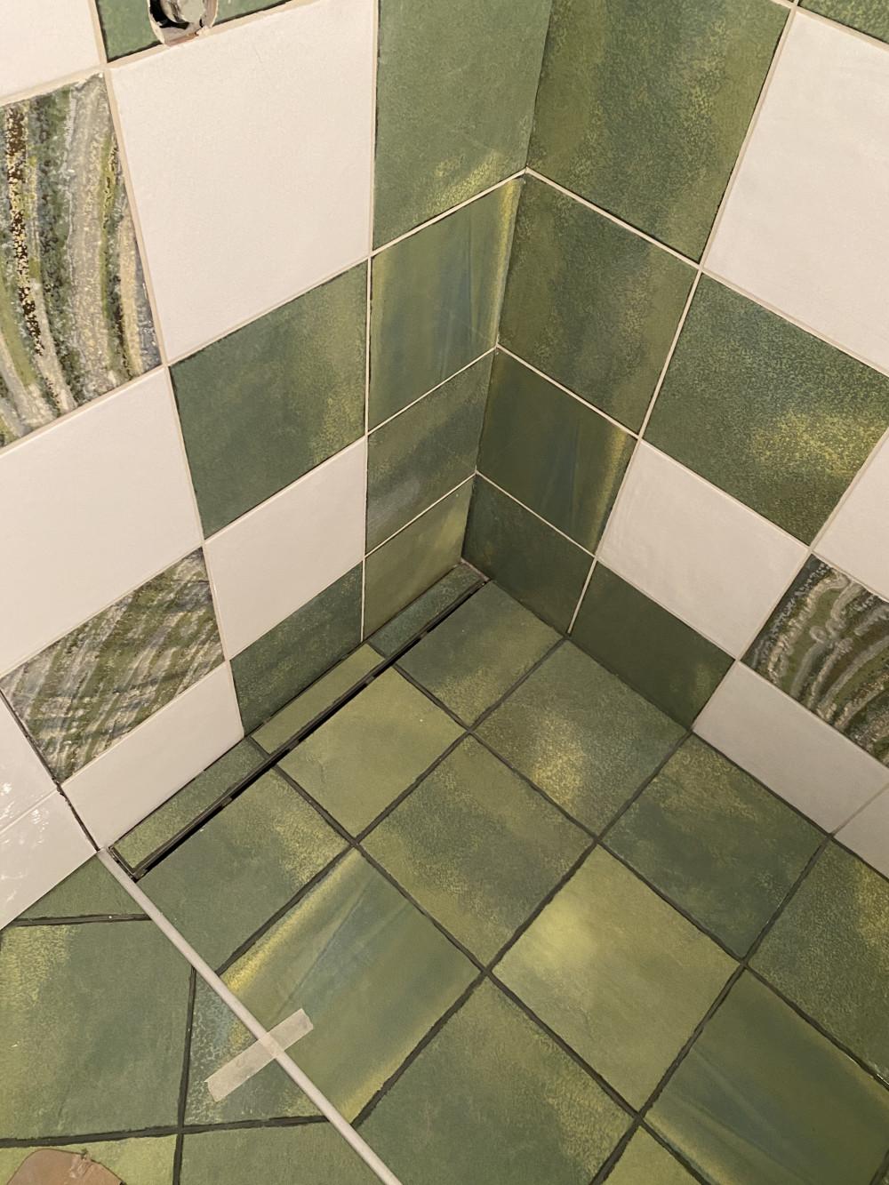 Плочки върху линеиния сифон