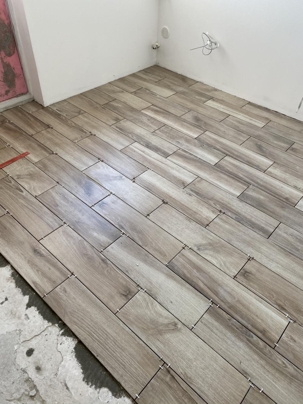 Лепене на Плочки в хола с трапезария