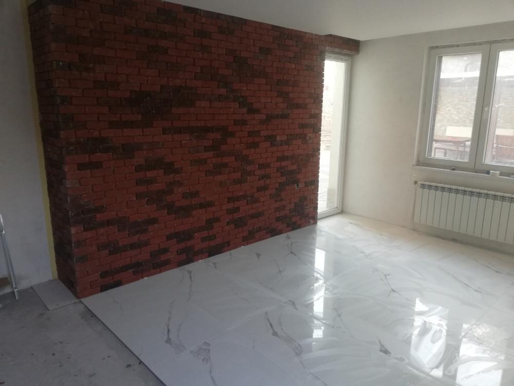 Тухлена стена, ламинат, плочки