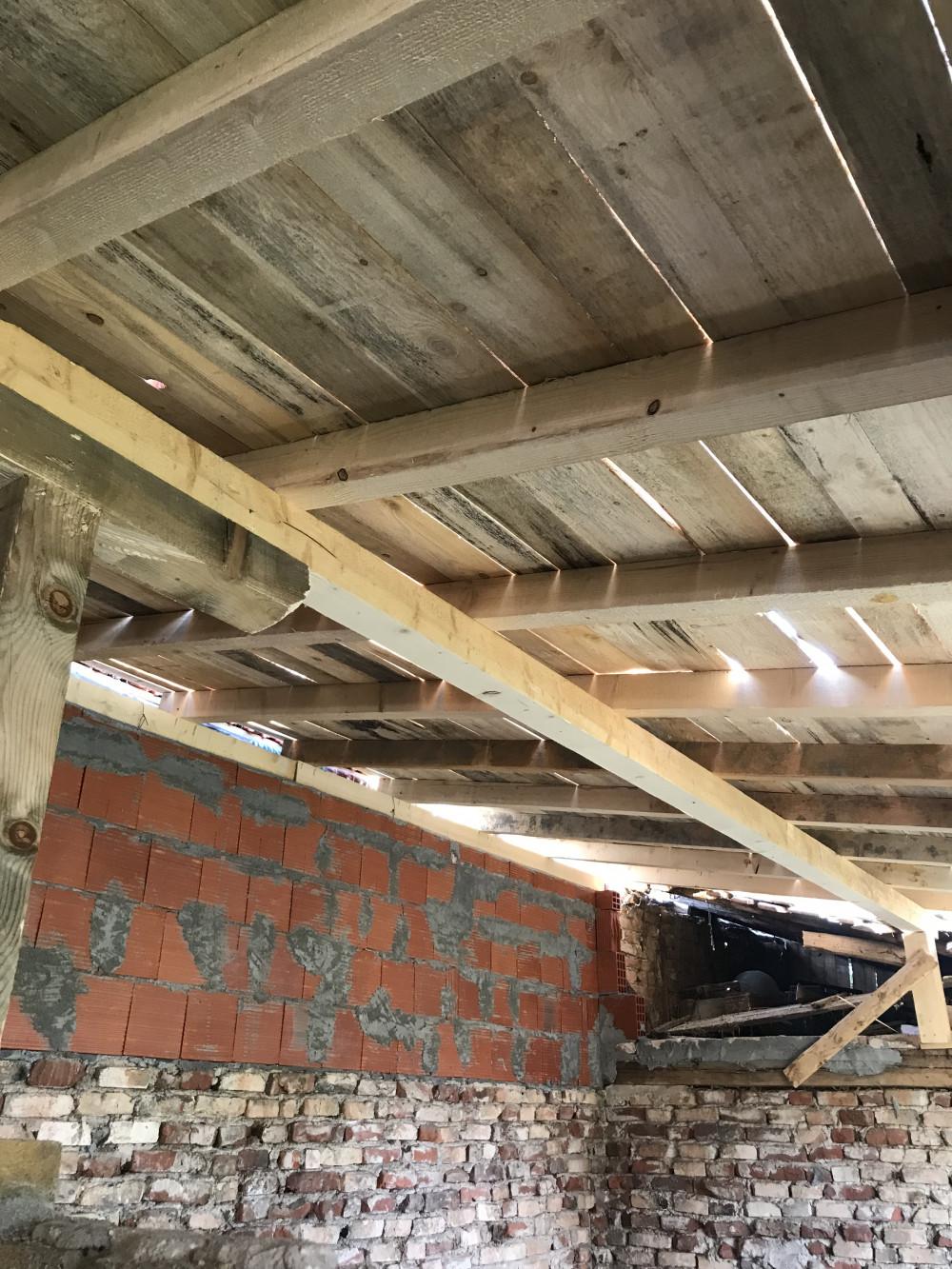 Дървен навес