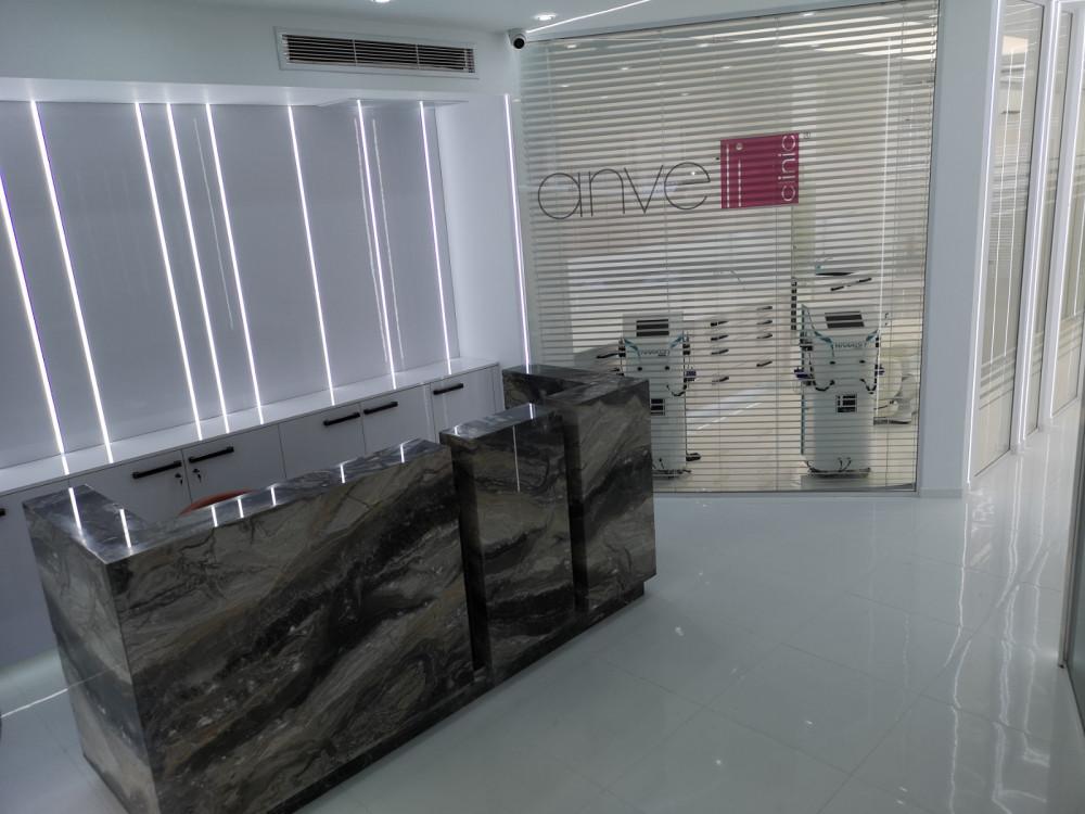 Рецепция от естествен гранит на фона на ламперия от акрилен High Gloss с подсветка от LED диодно осветление. Клиника за естетична хирургия ANVELI _1