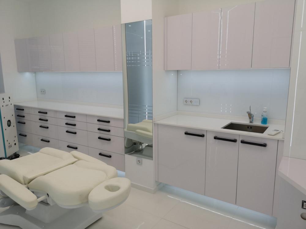 Кабинет от акрилен High Gloss, плотове Silestone и лакобел. Клиника за естетична хирургия ANVELI _3